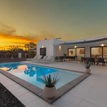 Valentina, Piscine Chauffee Et Serenite Lajares